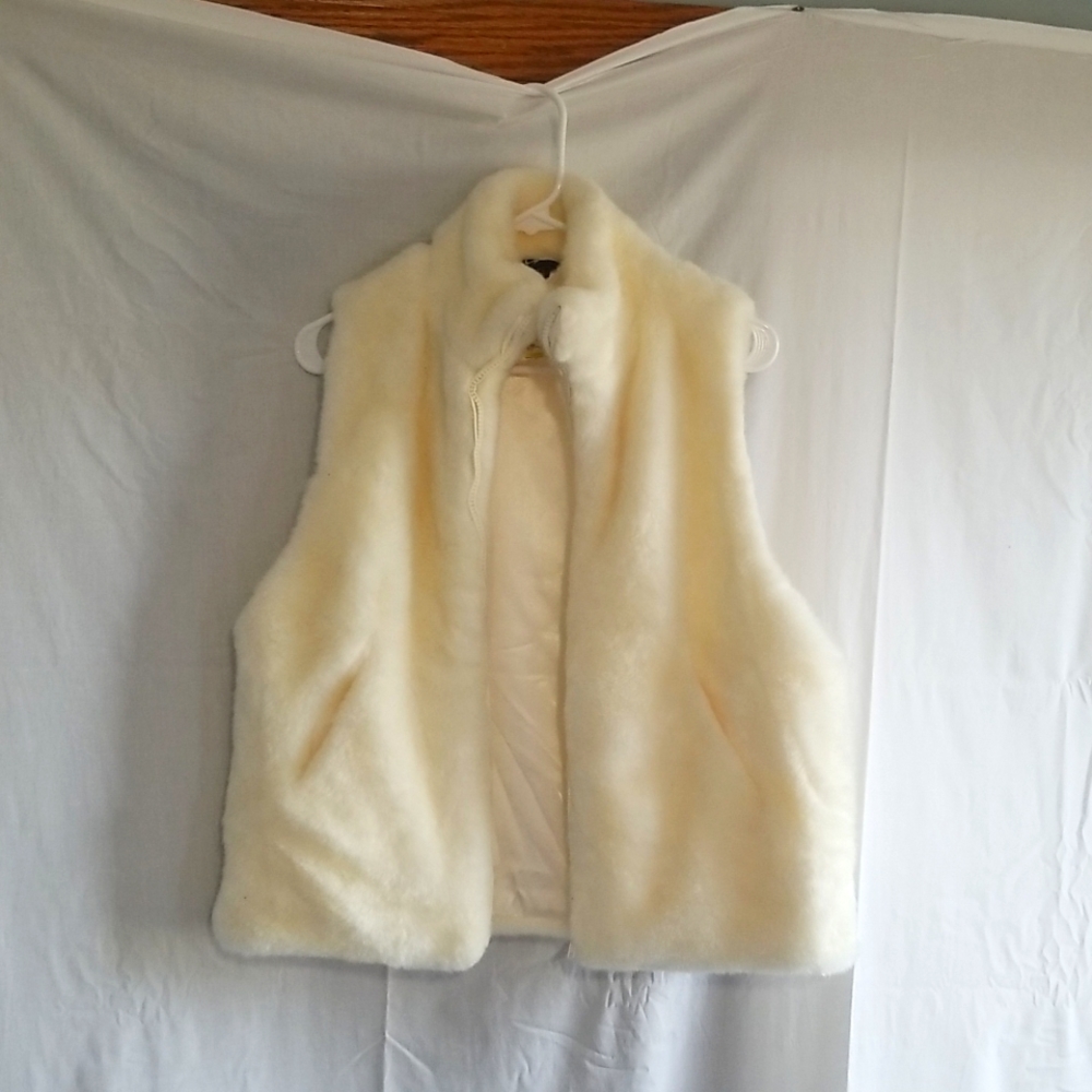 BNWT Ladies, cream color faux fur w pockets and zipper.